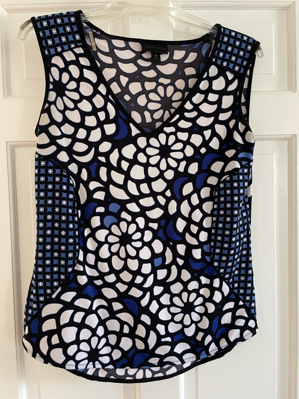 Worthington Black White & Blue Floral Mosaic V-Neck Tank